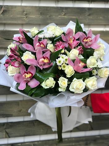Букет цветов из: Розы и Хризантемы в Зеленой Роще