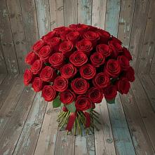 Букет 55 Красных роз Фридом #REPLACE_PRED# Зеленой Роще