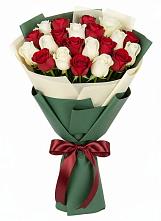Букет Микс из красных и белых роз в Зеленой Роще