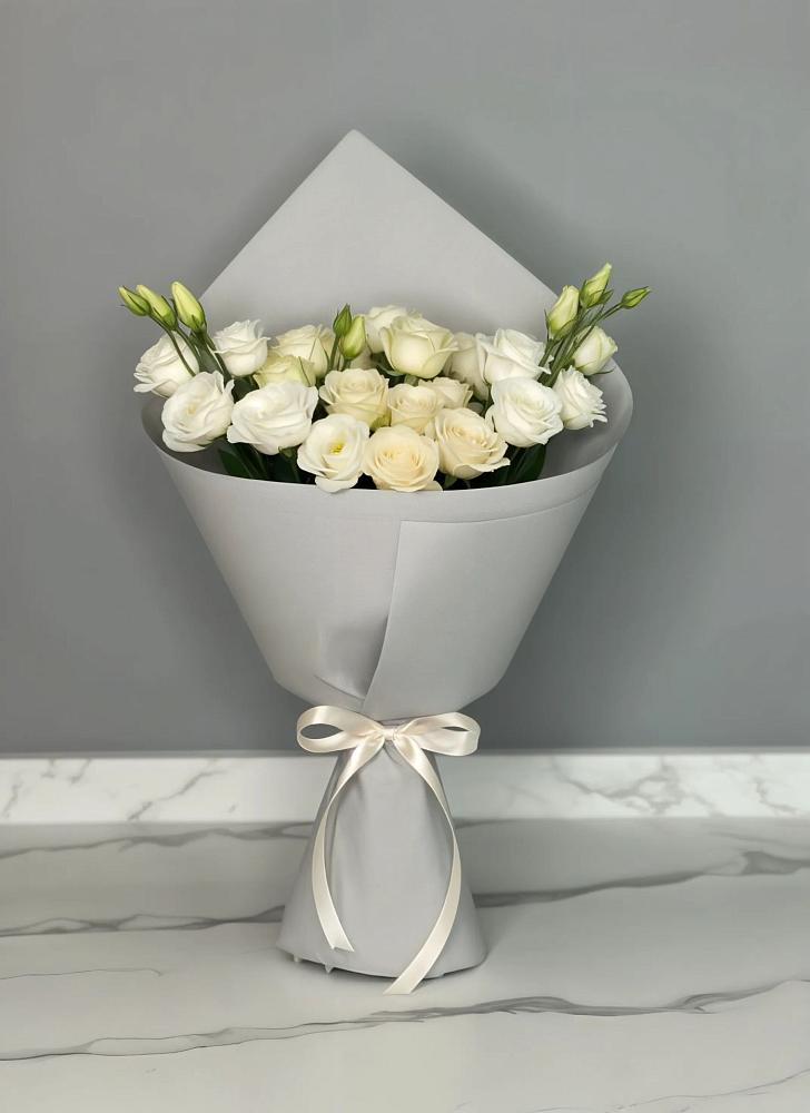 Букет цветов из: Розы и Лизиантусы в Зеленой Роще