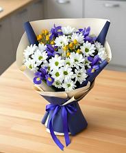 Букет цветов из:  Розы, Ирисы и Хризантемы в Зеленой Роще