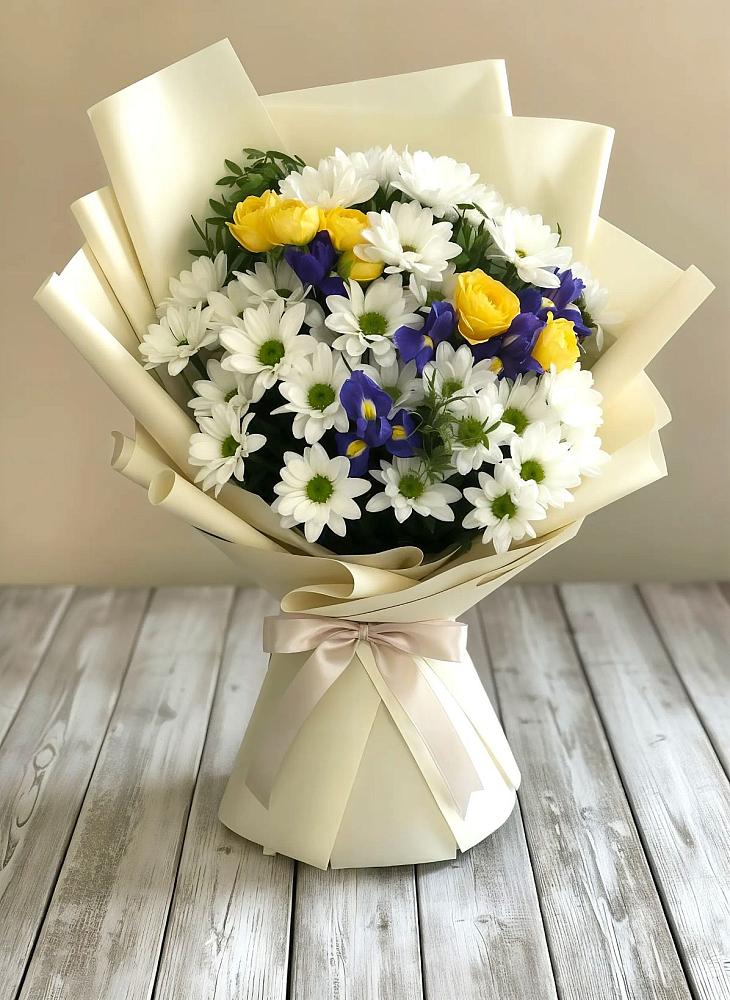 Букет цветов из: Ирисы, Хризантемы и Розы в Зеленой Роще