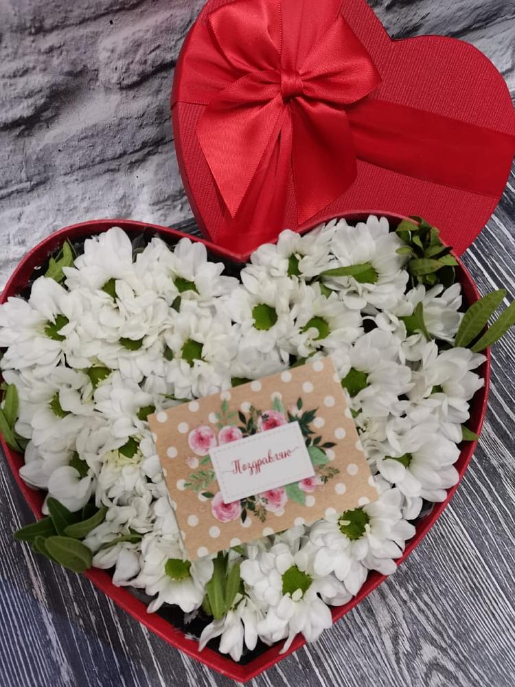 Цветочная композиция из Хризантемы в виде сердца в Зеленой Роще