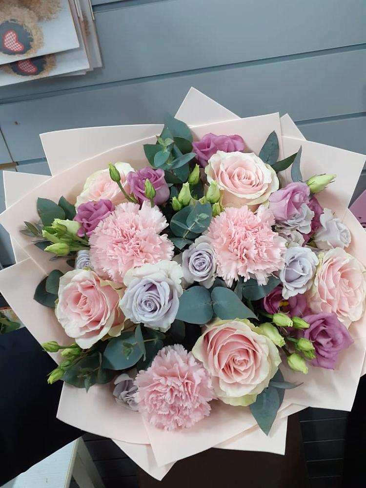 Букет цветов из: Розы, Гвоздики и Лизиантусы в Зеленой Роще