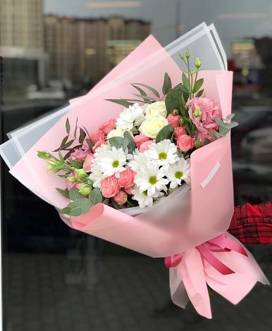 Букет цветов из: Розы, Лизиантусы и Хризантемы в Зеленой Роще